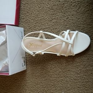 Xappeal Tinley sandals, white, size 7.5